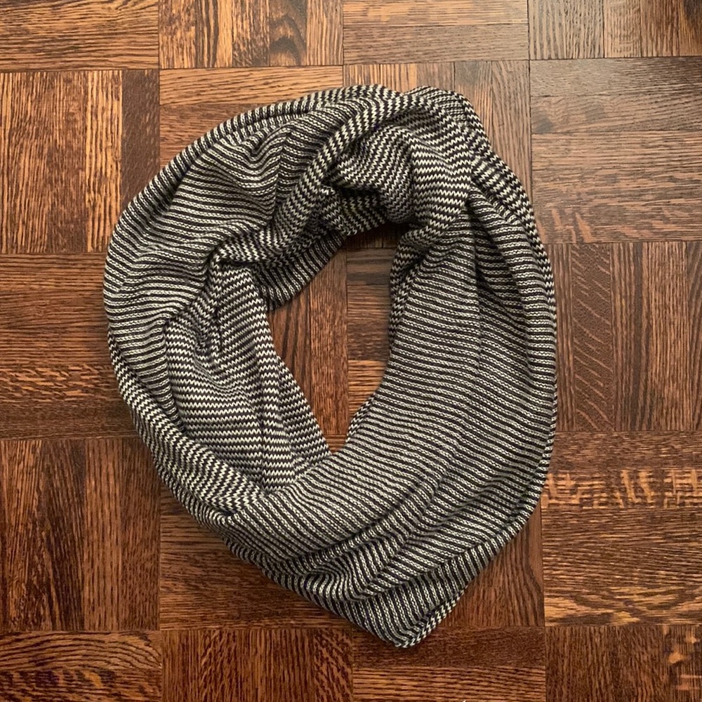 BDG Black and White Circle Scarf